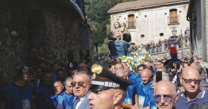 Copertina di San Luca, il paese ostaggio della ’ndrangheta: dove nessuno si candida e lo Stato è un fantasma