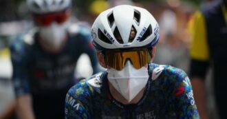 Copertina di Torna l’incubo Covid al Tour de France: tre ciclisti si ritirano. Da Vingegaard a Evenepoel, rispuntano le mascherine