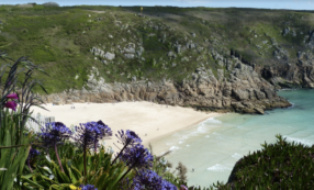 Copertina di “I miei suoceri vogliono venire in vacanza con noi e i bambini, sarebbe irragionevole chiedere a mio marito di impedirlo?”: la domanda su Mumsnet è virale