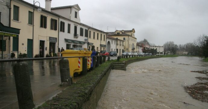 Due ragazzi travolti dalle acque del Brenta: stavano recuperando un pallone finito nel fiume. In corso le ricerche