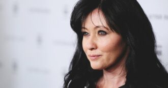 Copertina di Shannen Doherty quando è morta aveva in banca 229 mila euro con proprietà e azioni milionarie, ma incombono i debiti