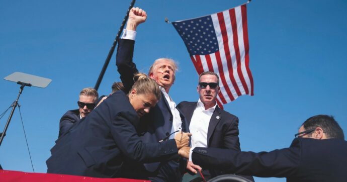 Copertina di Trump, l’Immortalato. Sangue, pugno e bandiera: la foto che è già il suo altare