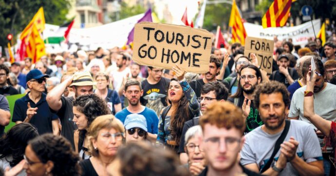 Copertina di Turista vai via: la rivolta degli abitanti “espropriati”