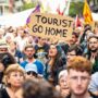 Copertina di Pistole ad acqua contro i turisti a Barcellona. Manifestanti: “Spegniamo l’incendio turistico”