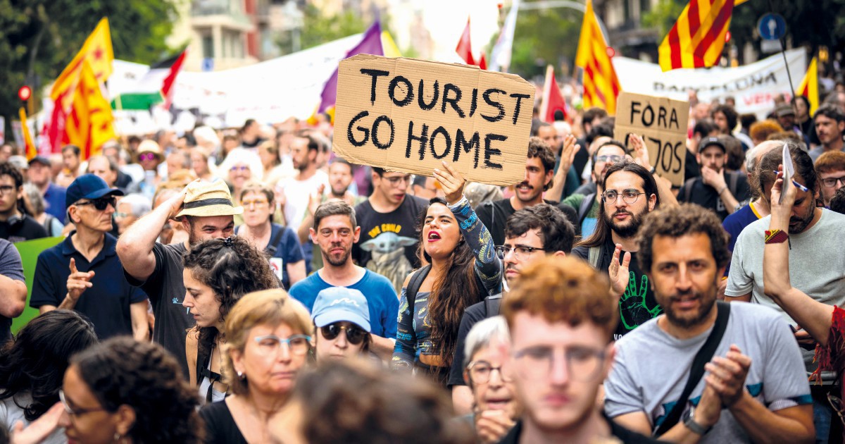 Pistole ad acqua contro i turisti a Barcellona. Manifestanti: “Spegniamo l’incendio turistico”