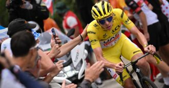 Copertina di Tour de France, arrestato lo spettatore che ha lanciato le patatine a Pogacar e Vingegaard: era troppo ubriaco per essere interrogato