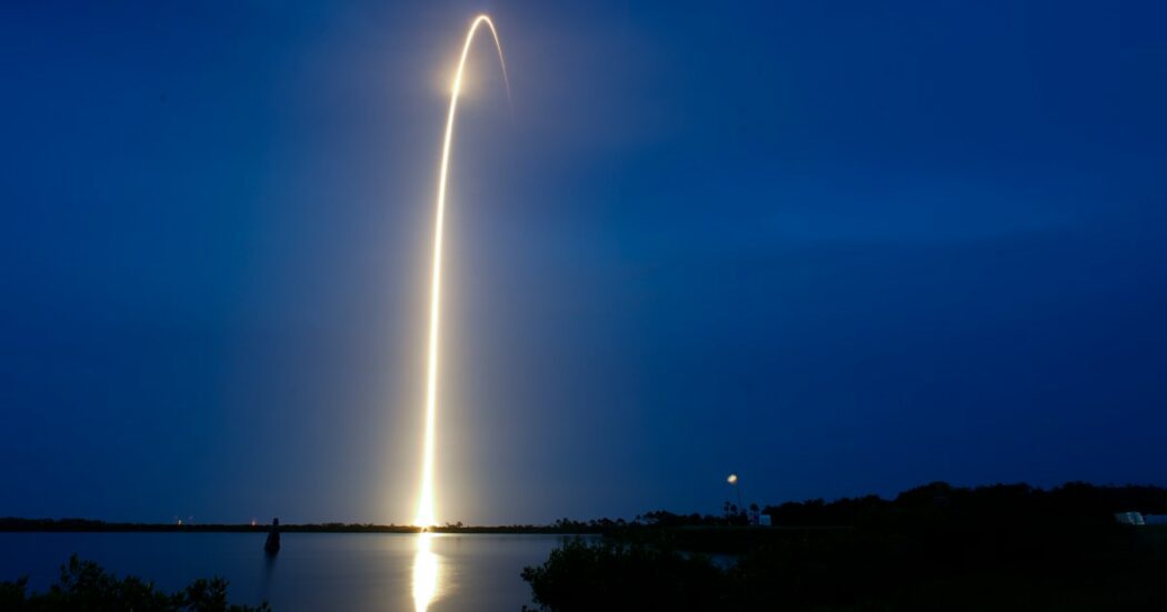 Detriti spaziali diretti verso la Terra: in caduta i 20 satelliti Starlink di Elon Musk, sono stati rilasciati sull’orbita sbagliata