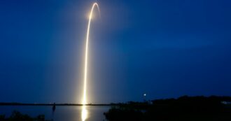 Copertina di Detriti spaziali diretti verso la Terra: in caduta i 20 satelliti Starlink di Elon Musk, sono stati rilasciati sull’orbita sbagliata