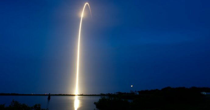 Detriti spaziali diretti verso la Terra: in caduta i 20 satelliti Starlink di Elon Musk, sono stati rilasciati sull’orbita sbagliata