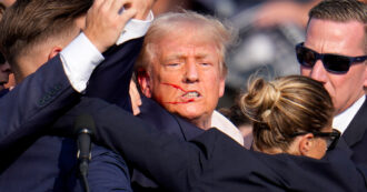 Copertina di Spari contro Trump, l’ex presidente è ferito all’orecchio: “Non avremo paura, stiamo uniti”. Melania: “L’attentatore è un mostro”
