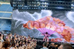 Copertina di Boom di malori dopo il concerto di Taylor Swift a Milano: fan all’ospedale