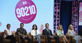 Copertina di Beverly Hills 90210, storia di un cast maledetto: la morte di Shannen Doherty e Luke Perry, ma anche altri attori della serie hanno avuto problemi seri