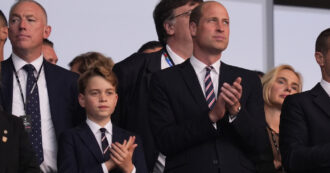 Copertina di La “maledizione dei Tre Leoni” colpisce ancora: lo sguardo deluso di William e di George dopo la sconfitta dell’Inghilterra