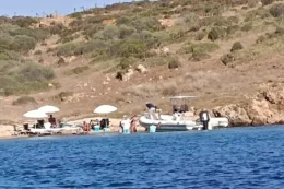 Copertina di Tavoli, waterbike, ombrelloni, cibo, musica dance e tanta allegria per un party vietatissimo su un’isola protetta: identificati dalla Capitaneria di Porto