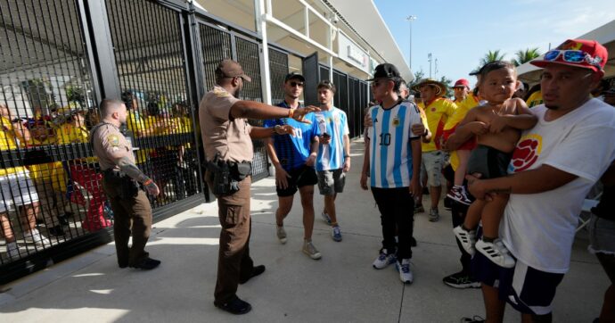 Caos e scontri fuori dallo stadio: tifosi colombiani senza biglietto scavalcano i tornelli e cercano di entrare dai sistemi di ventilazione