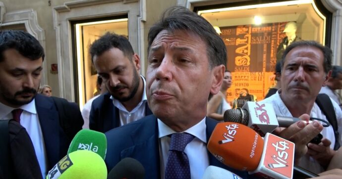 Copertina di Conte: “Meloni contro l’assistenzialismo? Rdc è stata una misura di civiltà che ha tutta Europa. Ha una Ferrari che non sa guidare”