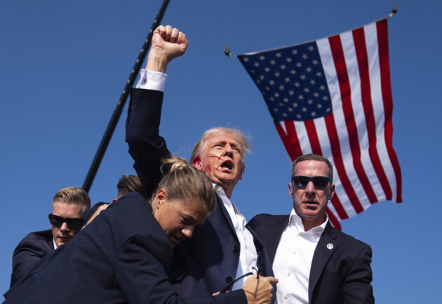 Republican presidential candidate former President Donald Trump is surrounded by U.S. Secret Service agents at a campaign rally, Saturday, July 13, 2024, in Butler, Pa. (AP Photo/Evan Vucci)<br />Associated Press / LaPresse<br /> Only italy and Spain