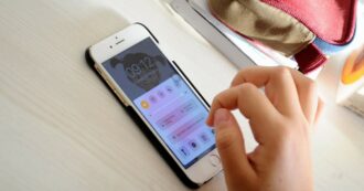 Copertina di Stop ai cellulari fino alle scuole medie: Valditara ha firmato il provvedimento