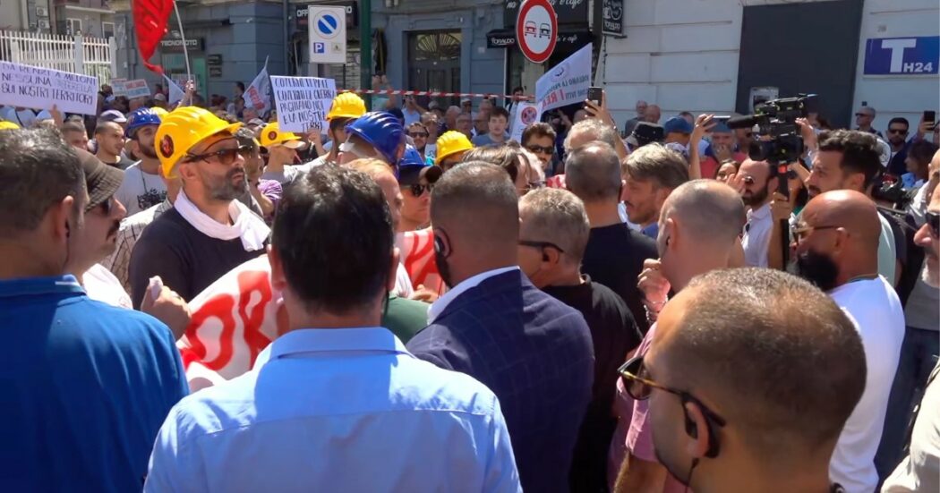 Napoli, manifestazione contro la premier Meloni: “Qui nessuna passerella”. Momenti di tensione con le forze dell’ordine