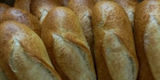 Copertina di Intera palazzina “rubava” elettricità: 16 denunciati a Pianura (Napoli). Scoperto anche panificio abusivo