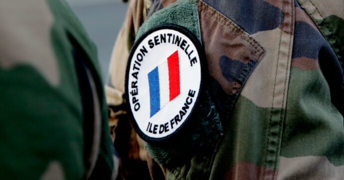 Parigi, accoltellato un militare in sorveglianza antiterrorismo: fermato un sospetto