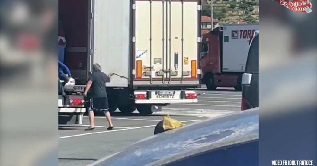 Migranti trattate come bestie a Ventimiglia: un camionista le scopre nel tir e le prende a cinghiate per farle scendere – Il video choc