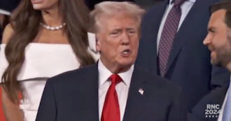 Copertina di Donald Trump accolto come un eroe dopo l’attentato: sul palco di Milwuakee con un vistoso cerotto all’orecchio