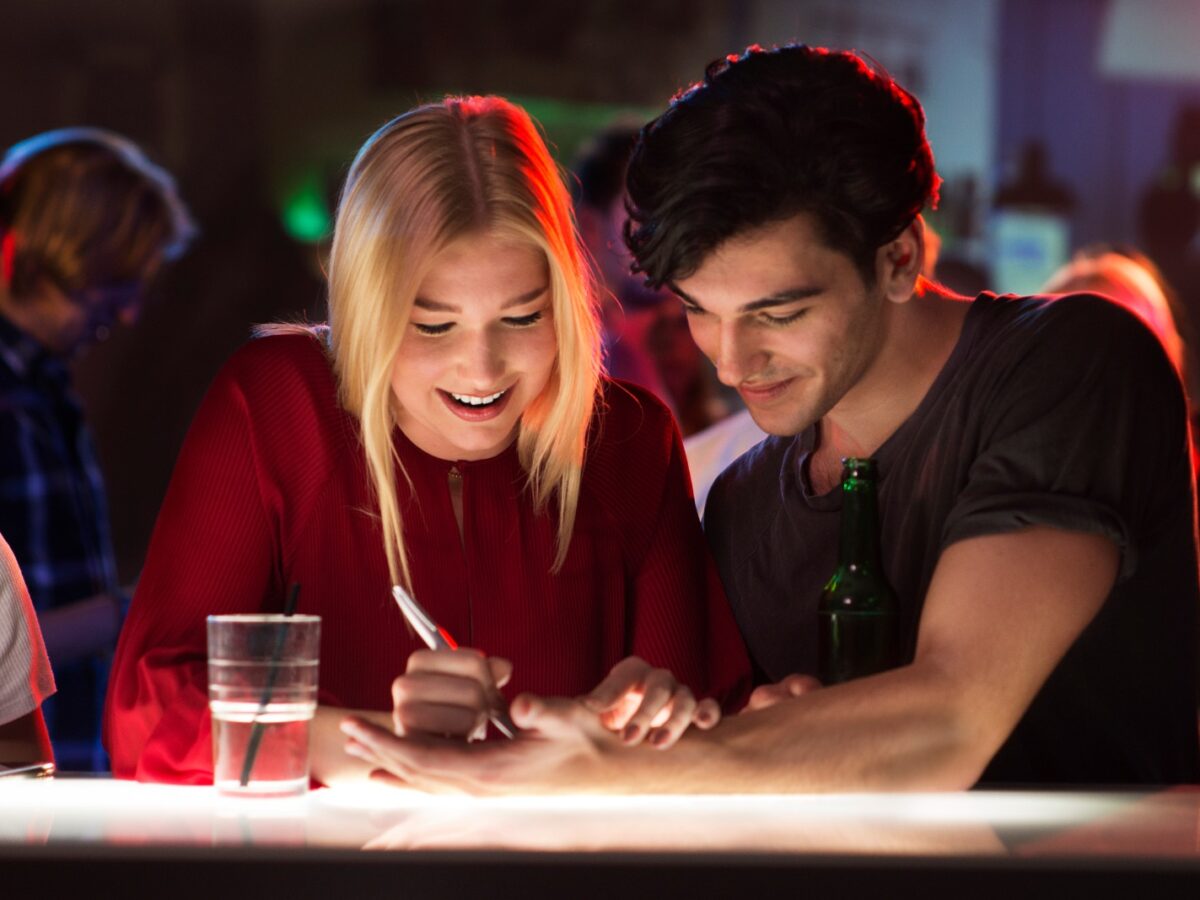 “Siamo usciti per un appuntamento e mi ha detto: ‘Vuoi pagare il tuo drink da sola o uso la carta di mia madre?”: il racconto della tiktoker scatena l’indignazione