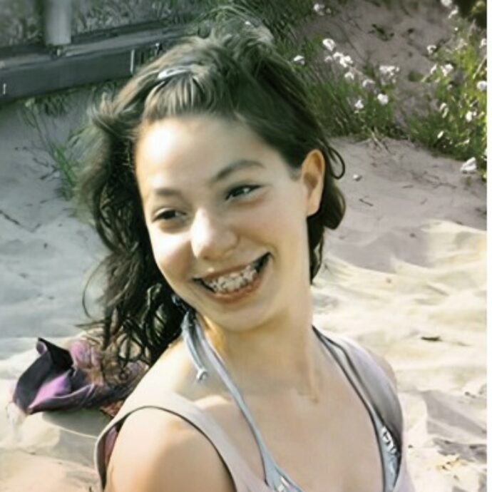 “Il caso Yara”, Bossetti è davvero colpevole? Dai sospetti sulla maestra di ginnastica agli strani spostamenti del custode della palestra: tutti i dubbi sollevati dalla serie Netflix