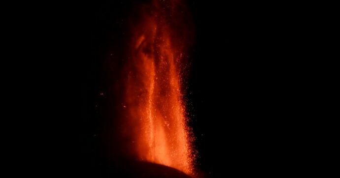 Copertina di Attività stromboliana sull’Etna: fontane di lava nella notte dal Cratere Voragine con una colonna di cenere altissima – Video