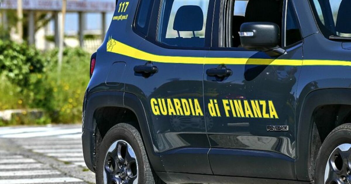 “La Guardia di Finanza mi ha multato di 600 euro per aver acquistato un toppa dell’Adidas contraffatta da 8 euro”: lo sfogo di un utente su Reddit