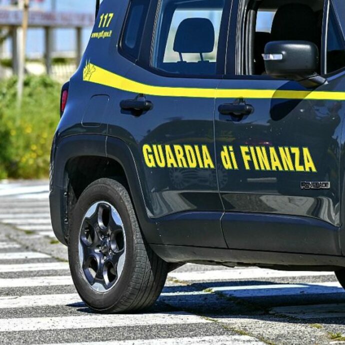 “La Guardia di Finanza mi ha multato di 600 euro per aver acquistato un toppa dell’Adidas contraffatta da 8 euro”: lo sfogo di un utente su Reddit