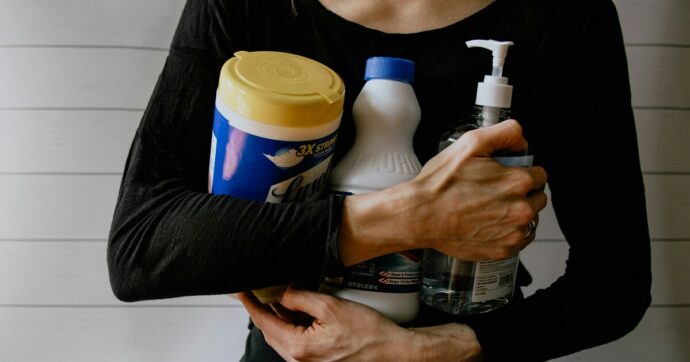 Il grande inganno dei prodotti per l’igiene, le semiologhe : “Si moltiplicano e differenziano per farci spendere di più”