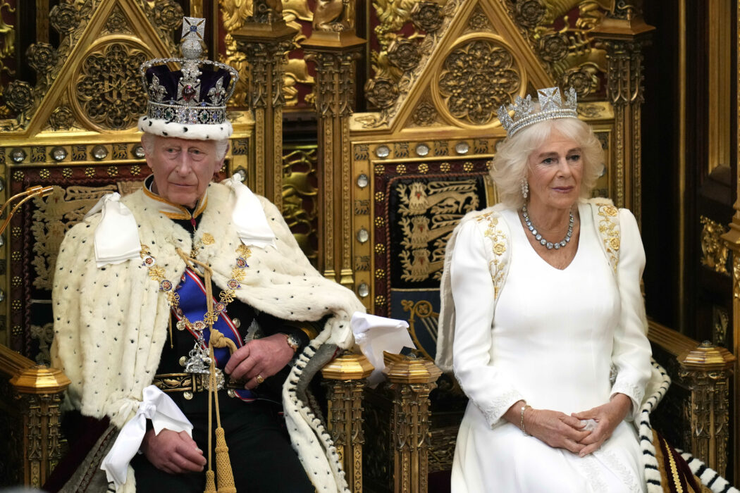 King’s Speech, Re Carlo legge il discorso mano nella mano con Camilla di fronte ai deputati “senza Dio”