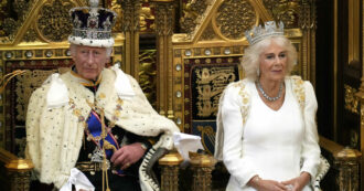 Copertina di King’s Speech, Re Carlo legge il discorso mano nella mano con Camilla di fronte ai deputati “senza Dio”