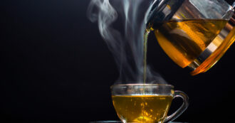 Copertina di Sei turisti trovati morti in un hotel di lusso: “Avvelenati con il cianuro nel tè”