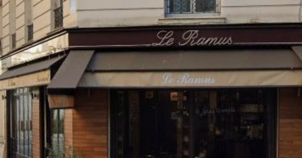 Parigi, auto piomba sui tavolini di un locale: “Un morto e tre feriti gravi”. Il conducente in fuga: “È ubriaco”