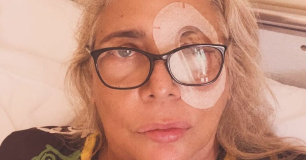 Mara Venier ricoverata in ospedale, la foto con una benda sull’occhio preoccupa i fan: “Mai tranquilla”