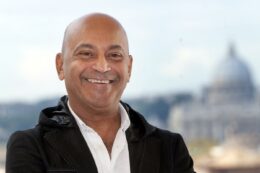 Copertina di Morto a 51 anni Hassani Shapi, l’attore di Star Wars e della serie Rai “Il Clandestino”. Edoardo Leo: “Non so da dove cominciare”