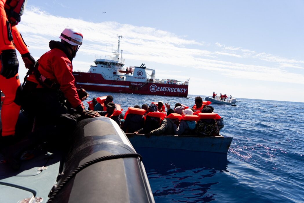 Migranti, a bordo della nave Life Support di Emergency: “Facciamo quello che gli Stati europei non fanno”
