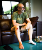 Copertina di Incidente in moto per Linus, la sua reazione spiazza tutti: “Ricevere guai significa ricevere fortuna”