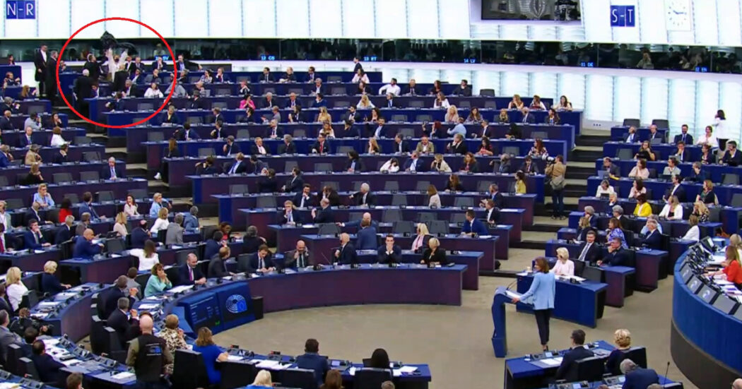Chiede di inserire il diritto di aborto in Carta Ue, eurodeputata di estrema destra grida e protesta con una museruola sul volto: espulsa