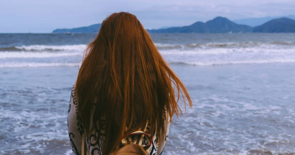 “Sono invitata a un matrimonio, la sposa mi ha chiesto di tingere i miei capelli rossi di nero perché non si intonano coi colori del ricevimento”: lo sfogo su Reddit