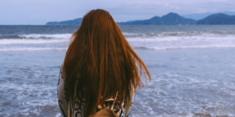 Copertina di Capelli secchi e sfibrati dopo il mare? È perché i raggi UV bruciano la fibra capillare. 10 rimedi efficaci per riportarli morbidi e luminosi al ritorno dalle ferie