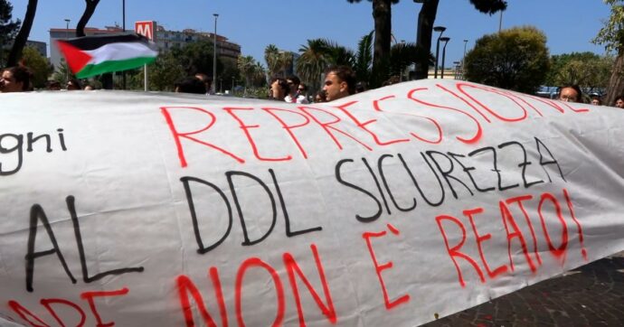 Copertina di “Puniti per aver espresso dissenso”, protesta a Napoli sotto alla sede Rai contro le misure cautelari per gli attivisti pro Palestina