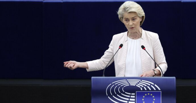 Copertina di Avanti col Green Deal, più controlli alle frontiere sull’immigrazione: il discorso di von der Leyen all’Eurocamera. Sì dei Verdi