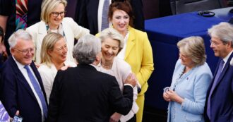 Copertina di Ursula von der Leyen riconfermata presidente della Commissione Ue con 401 voti. Fratelli d’Italia vota contro, determinanti i Verdi