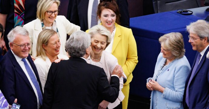 Ursula von der Leyen riconfermata presidente della Commissione Ue con 401 voti. Fratelli d’Italia vota contro, determinanti i Verdi