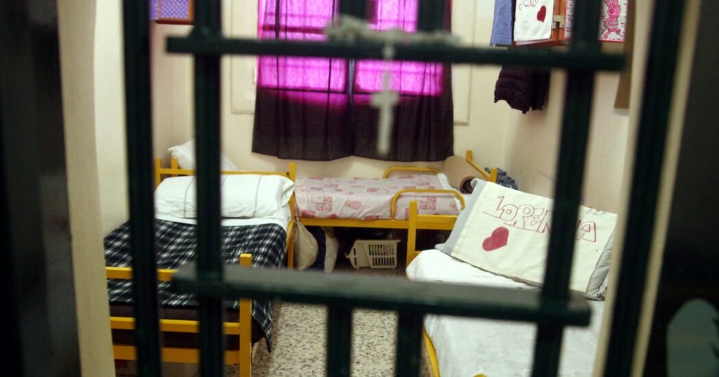 Detenuto 30enne sgozzato dal compagno di cella nel carcere di Salerno. I sindacati: “È l’ennesimo gravissimo episodio di violenza”
