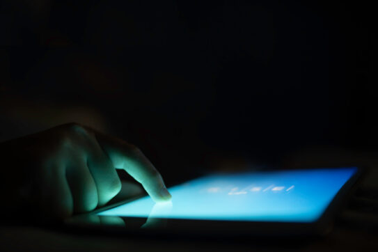 “Attenzione a lasciare i bimbi troppo tempo davanti agli schermi: la luce blu porta a una pubertà precoce e accelera la crescita ossea”: lo studio choc